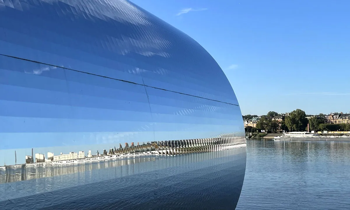 Kunstobjekt mit Spiegeln und Blick über den Rhein auf die Stadt Mainz &middot; Matthias Franceschi GmbH